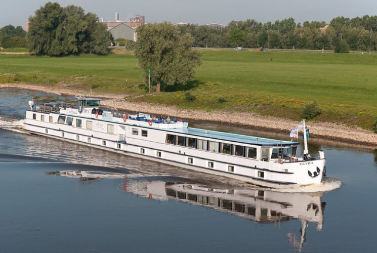 Boat and Bike tour On ship Fluvius Dutch Barge Cruises