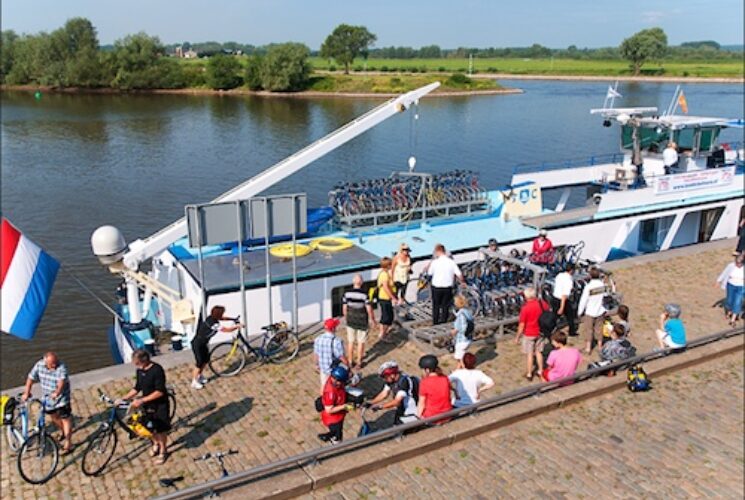 Boat and Bike tour On ship Fluvius Dutch Barge Cruises